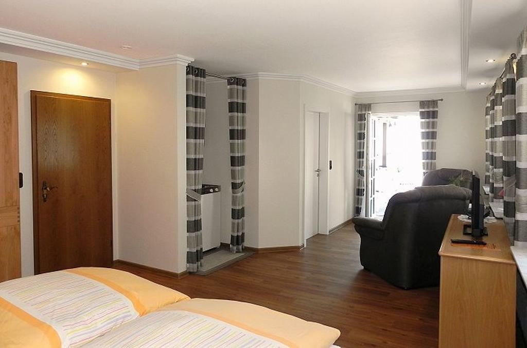 Gaestehaus Freimuth Mesenich Bagian luar foto